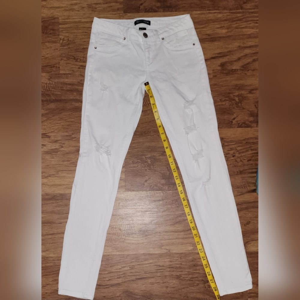 White Distressed Gennera Jea s